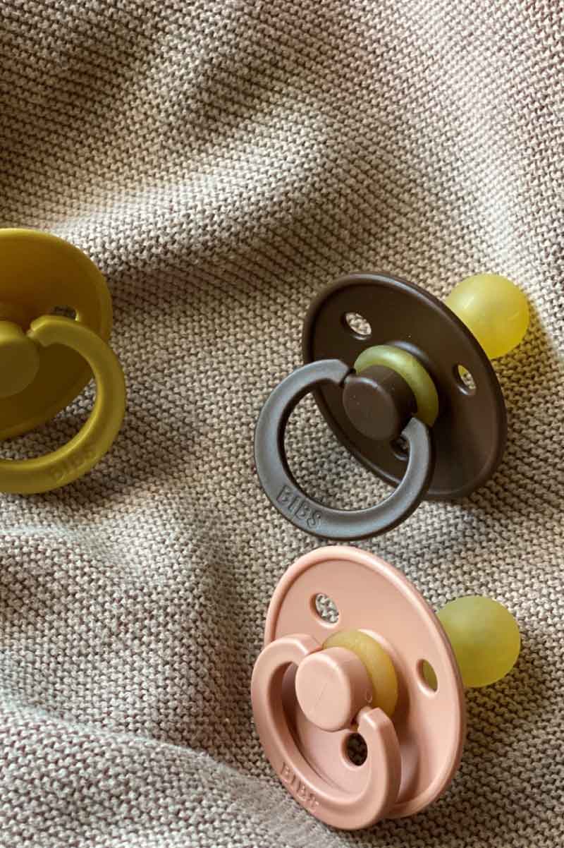 Egy Balance megerősítő kártya kártyatartóban kihelyezve az asztalon. A kártyán inspiráló üzenet olvasható