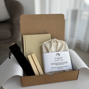 anyai öngondoskodó ajándékcsomag kibontva egy asztalon