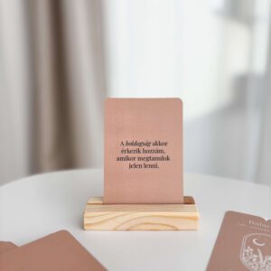 Egy Balance megerősítő kártya kártyatartóban kihelyezve az asztalon. A kártyán inspiráló üzenet olvasható