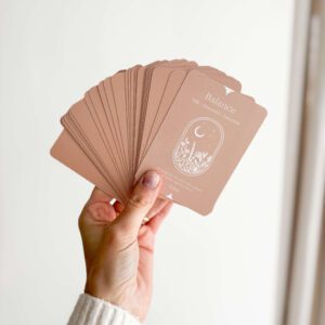 Balance megerősítő kártya egy kézben tartva, jól látható mérettel, kényelmes fogásra tervezve