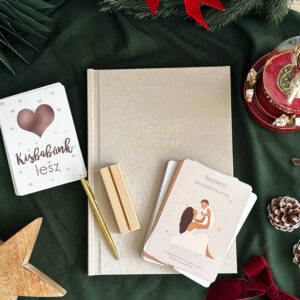 Becoming Mama ajándékcsomag – várandósnapló, mérföldkártyák és anyaerő kártyacsomag egy fotón