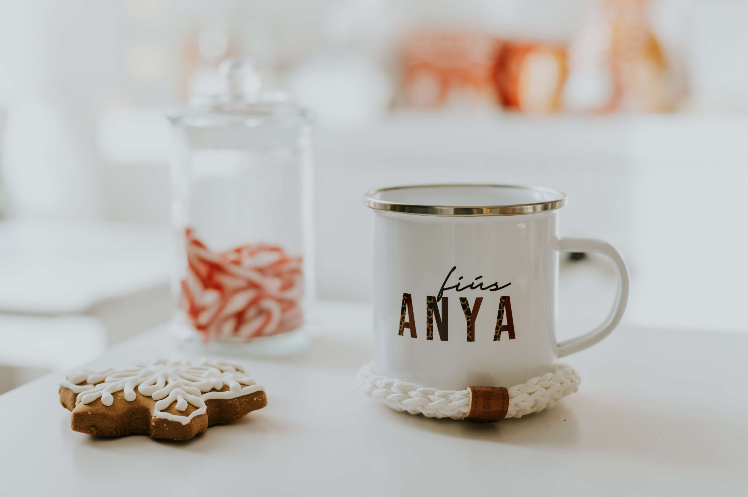 karácsonyi bögre fiús anyáknak ünnepi háttér előtt mézeskaláccsal, horgolt poháralátéttel