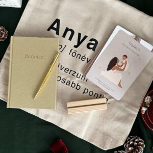 Mama Magic ajándékcsomag flatlay fotó – anyaerő kártyákkal, Balance naplóval, arany tollal és vászontáskával.