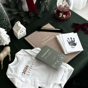 Tiny Memories babacsomag – névre szóló babanapló, mérföldkőkártyák és tintamentes talplenyomat készítő szett egy fotón