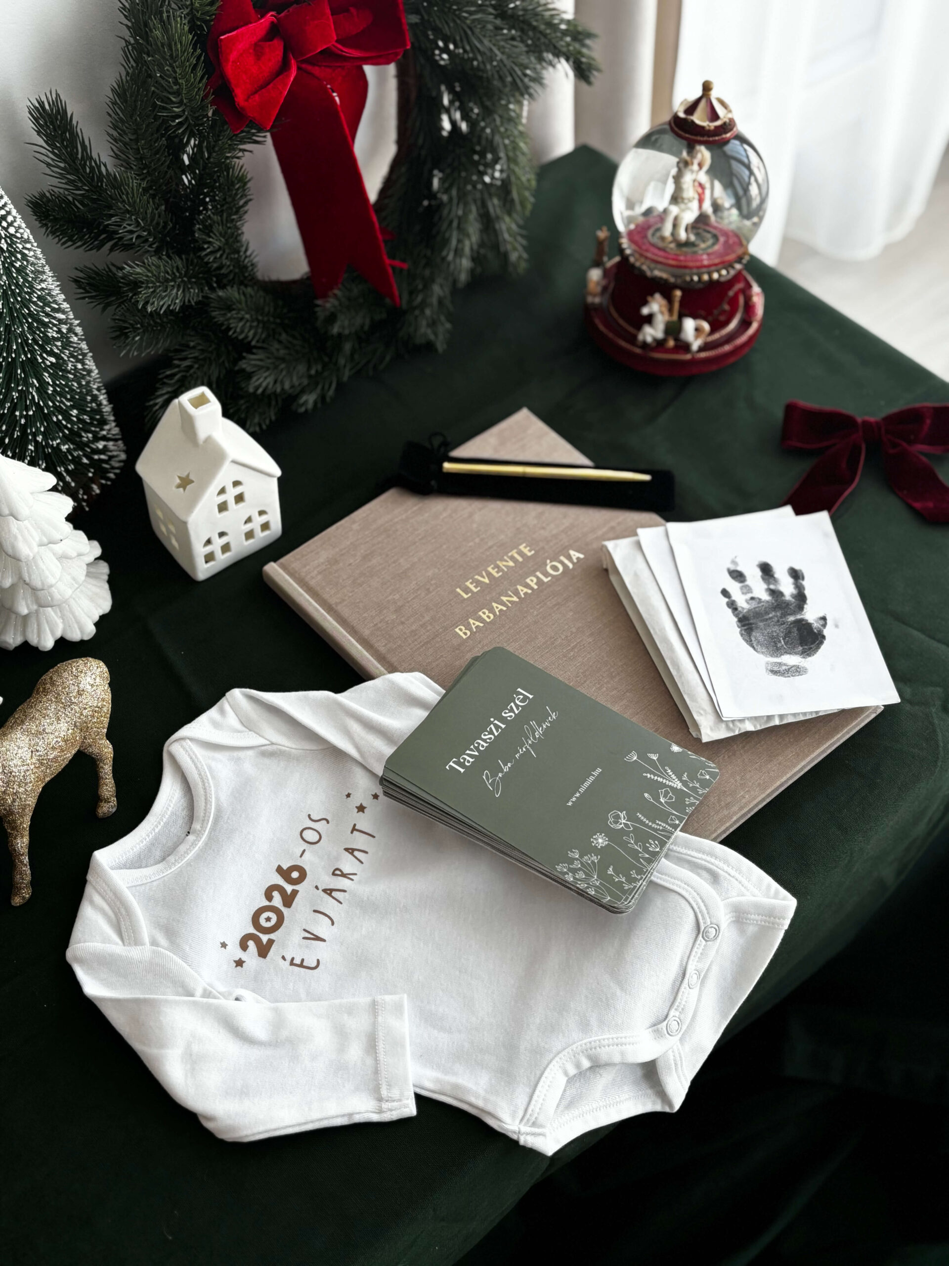 Tiny Memories babacsomag – névre szóló babanapló, mérföldkőkártyák és tintamentes talplenyomat készítő szett egy fotón