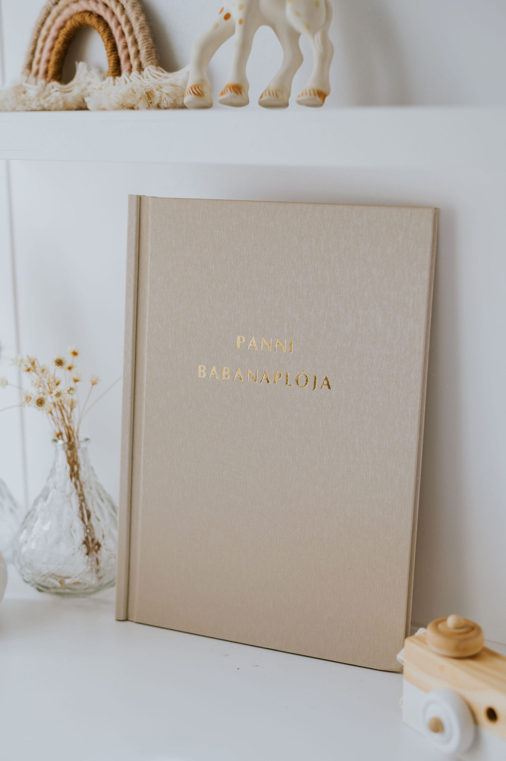 niMin névre szóló babanapló bézs színű, kisfiús napló, kislányos napló