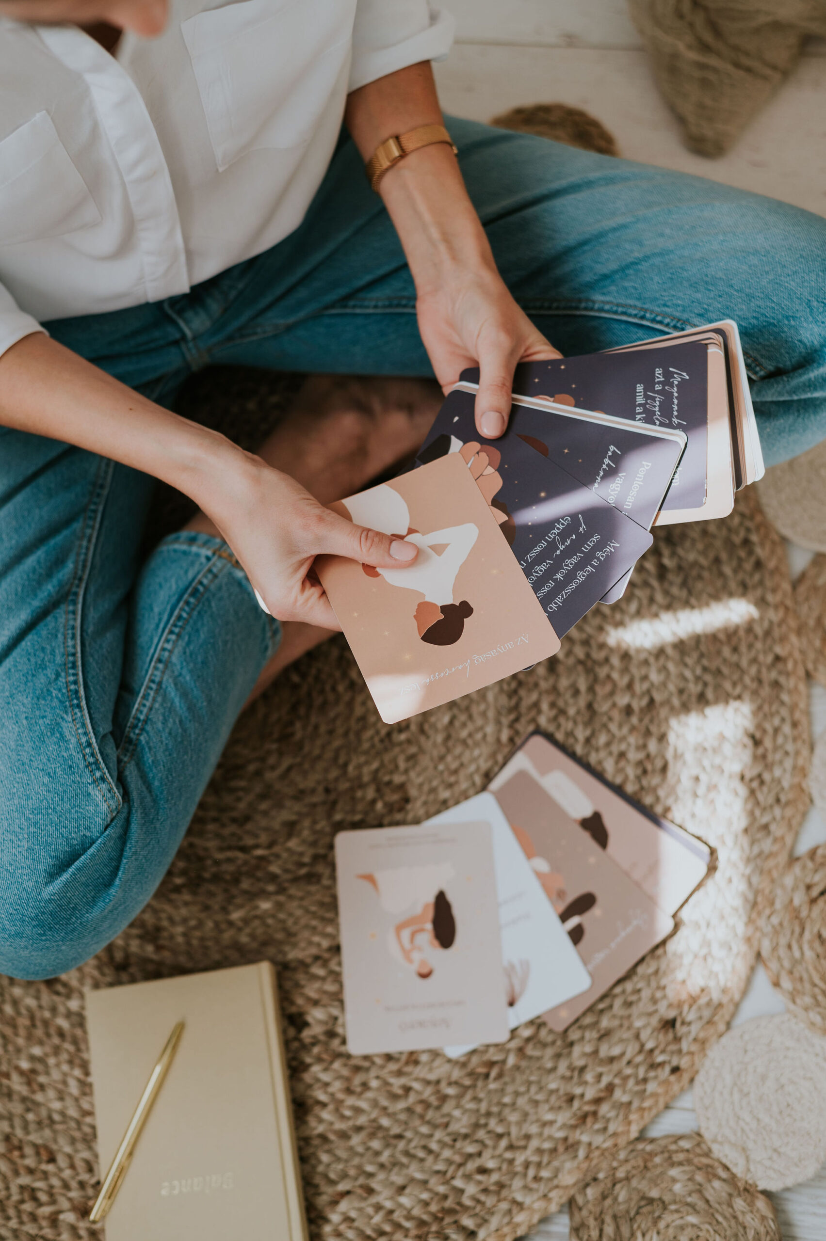 niMin anyaerő megerősítő kártyacsomag kézben tartva