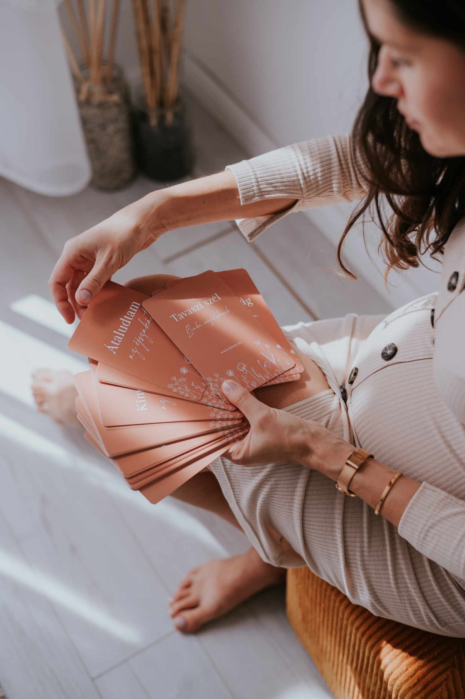 niMin tavaszi szél boho téglaszínű uniszex mérföldkőkártya kézben tartva