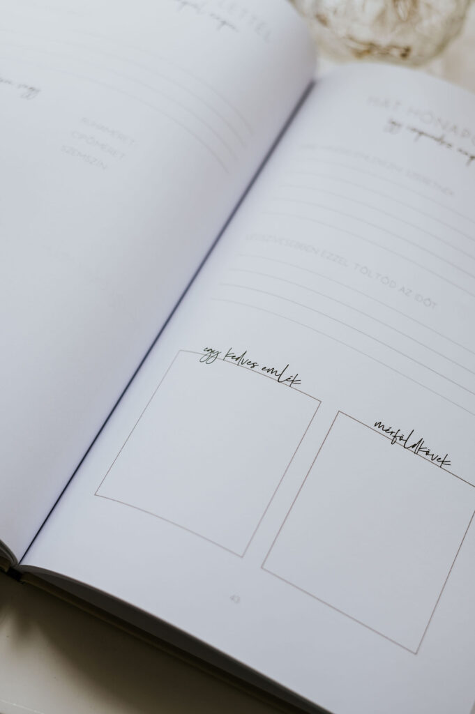 niMin névre szóló babanapló kinyitva, belső oldal mérföldkövek