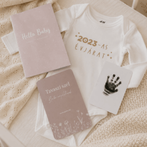hello baby babaköszöntő ajándékcsomag újszülött mérföldkőkártya, újszülött body, talplenyomat szett, újszülött rutinfüzet nemin