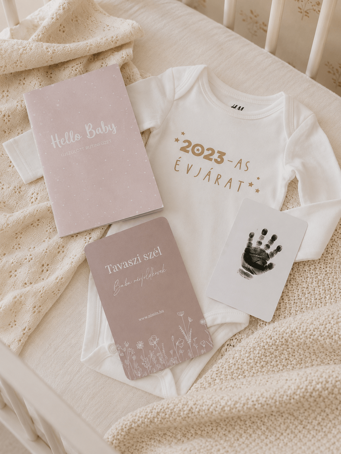 hello baby babaköszöntő ajándékcsomag újszülött mérföldkőkártya, újszülött body, talplenyomat szett, újszülött rutinfüzet nemin